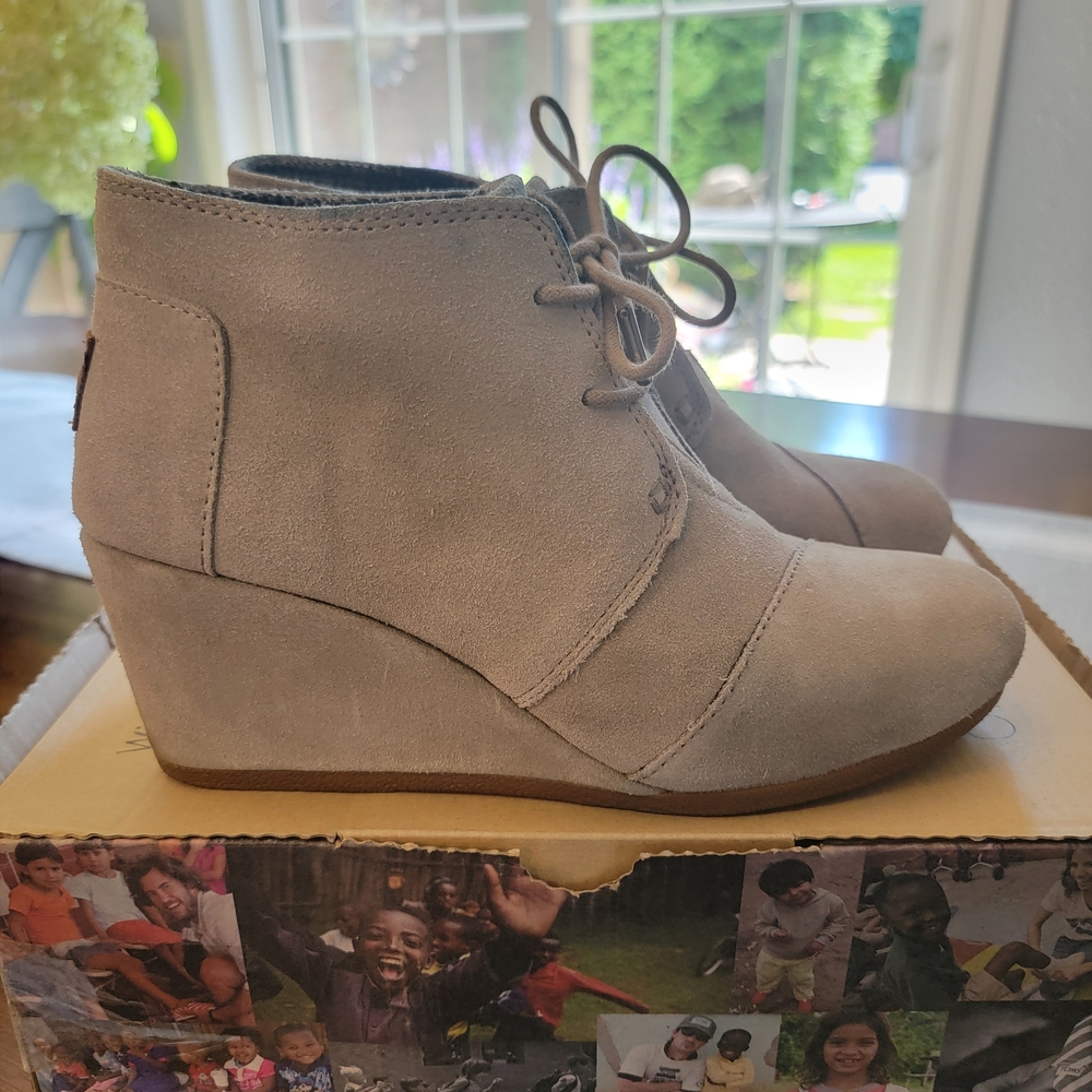 Toms Womens Taupe Suede Lace-Up Wedge Booties - Picture 2 of 11